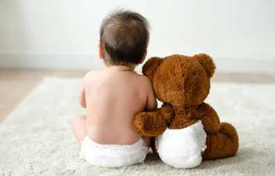 곰인형과 단둘이 앉아있는 이미지