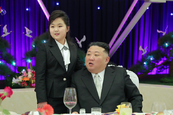 8일 북한 조선중앙TV가 김정은 북한 국무위원장이 인민군 창건 75주년을 앞두고 부인 리설주, 딸 김주애와 함께 전날 군 장성 숙소 연회장을 찾았다고 보도했다. [사진=뉴시스]