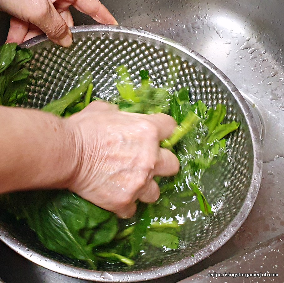 아욱 된장국에 들어갈 아욱을 손으로 조물 조물 씻는 사진