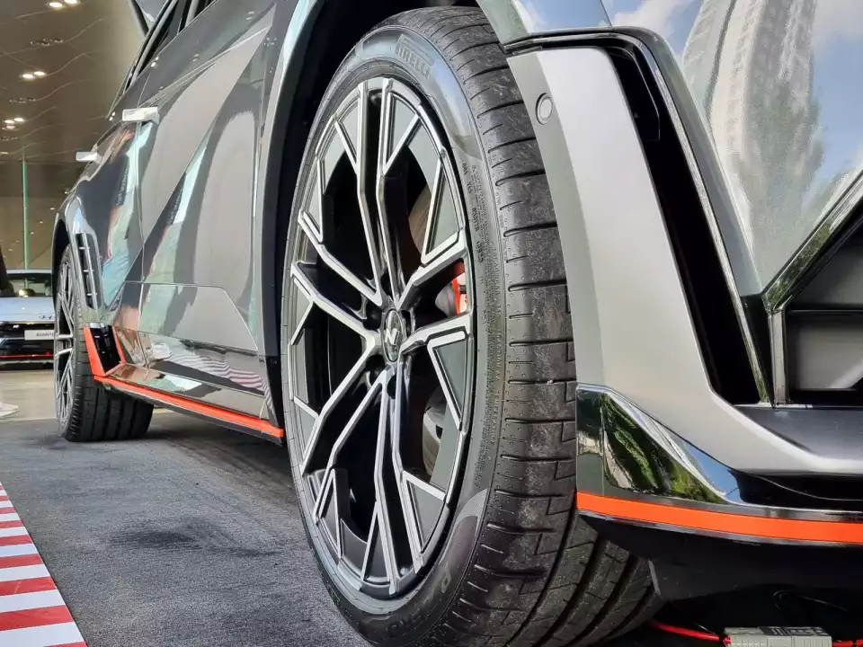 아이오닉 5 N의 펜더는 숨구멍이 트여 있습니다.