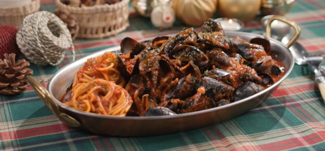 스테인리스 접시에 담긴 토마토 홍합 파스타