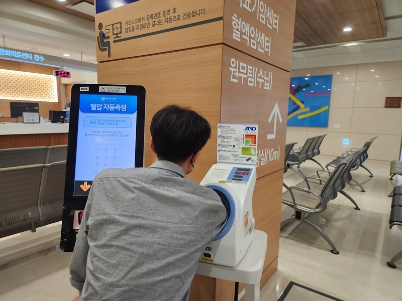 건강검진 받는 모습