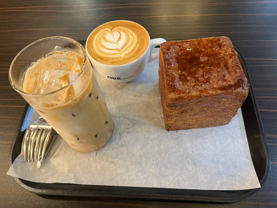 아우어베이커리 얼그레이 라테와 플랫 화이트 그리고 크루아상큐브 위에서 본 사진