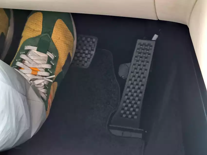 2024 GV80의 브레이크 및 가속 페달입니다.