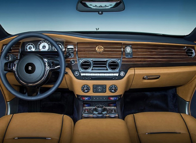 세계적인 명품 차 롤스로이스의 내부마감이 한국의 옻칠로 마감되어있는 사진