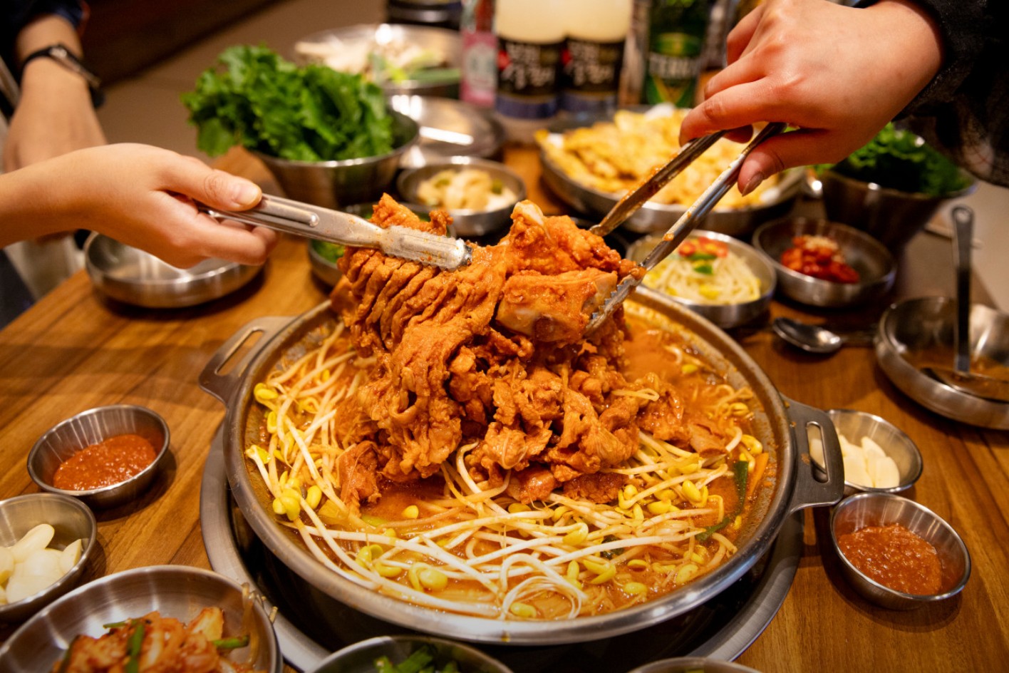 물갈비입니다. 양념된 돼지갈비를 콩나물, 당면, 부추, 버섯 등과 함께 자작한 국물에 끓여 먹는 방식으로 제공 되요