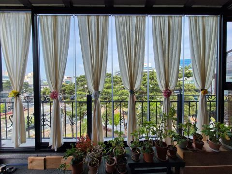 2중 커튼 모두 묶어서 바깥 풍경보기