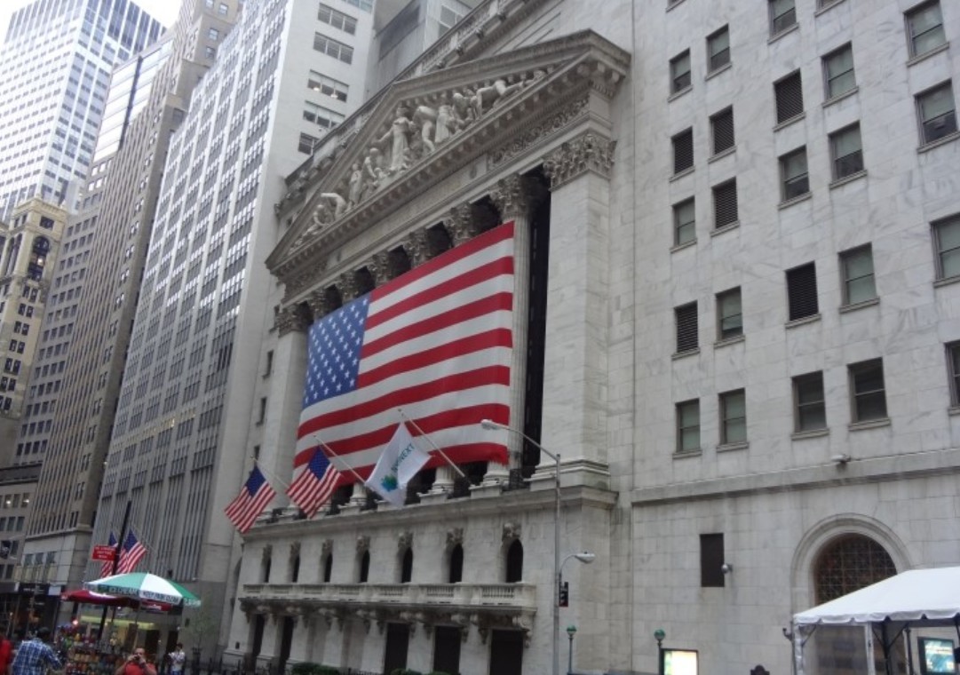 미국 월스트릿 건물과 미국국기