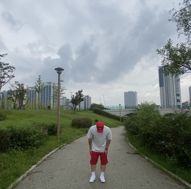 데일리룩(오뭘입)나이키볼캡 헤리티지퓨츄라 86레드, 어커버반팔, 삼칠칠플레이스 와이드숏팬츠, 나이키 코트비전로우, 빈티지패션, 데일리룩, 남자데일리코디, 남자데일리패션, ootd