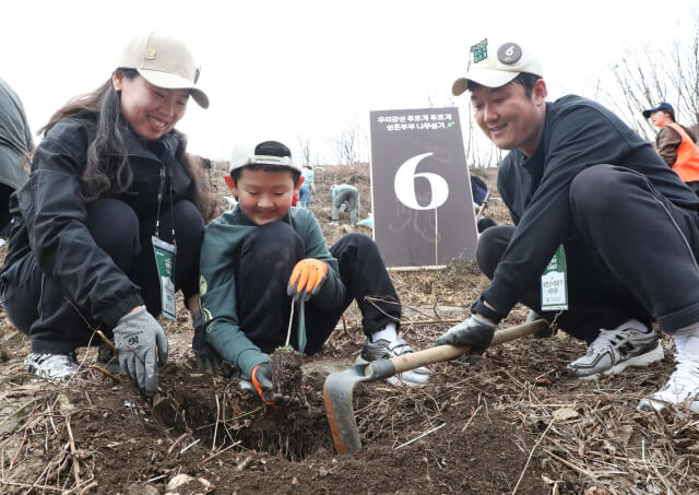 미래를 심는 마음, 유한킴벌리 ‘2025 신혼부부 나무심기’
