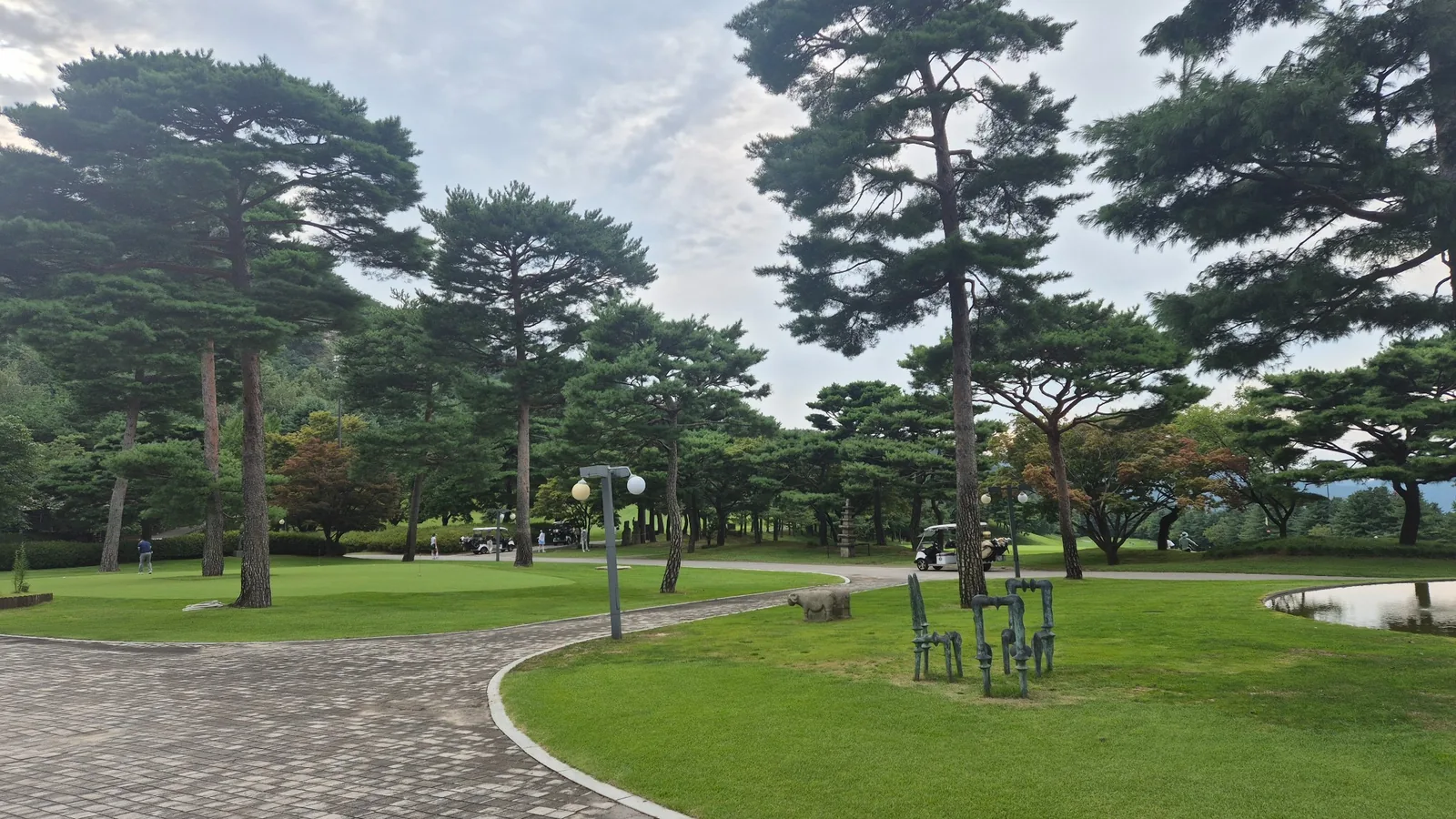 소나무 숲과 퍼팅 그린, 카트 이동 동선 – 평탄하고 쾌적한 라운딩 환경