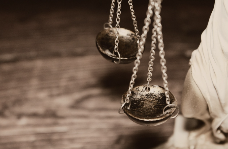 균형이 잡혀 있는 저울