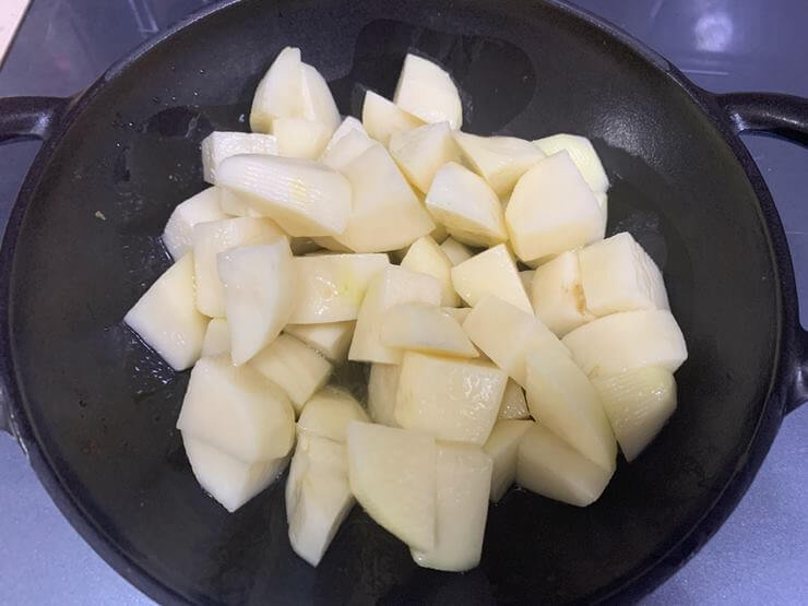 감자를 냄비에 끓이는 사진이다.