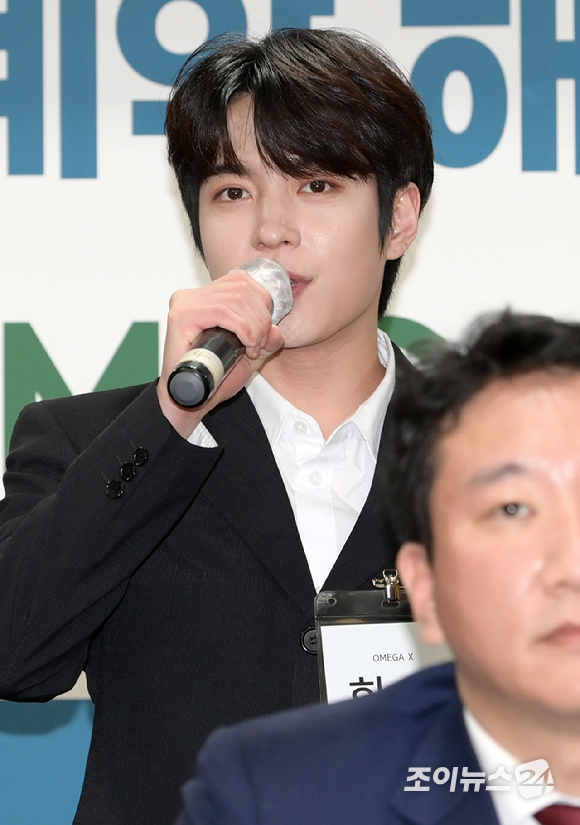 소속사 대표로부터 폭언과 폭행을 당했다는 논란이 불거진 보이그룹 오메가엑스(OMEGA X)가 16일 오후 서울 서초구 변호사 회관에서 소속사와 전속계약 해지 관련 기자회견을 열었다. 오메가엑스 휘찬이 참석하고 있다. [사진=정소희 기자]