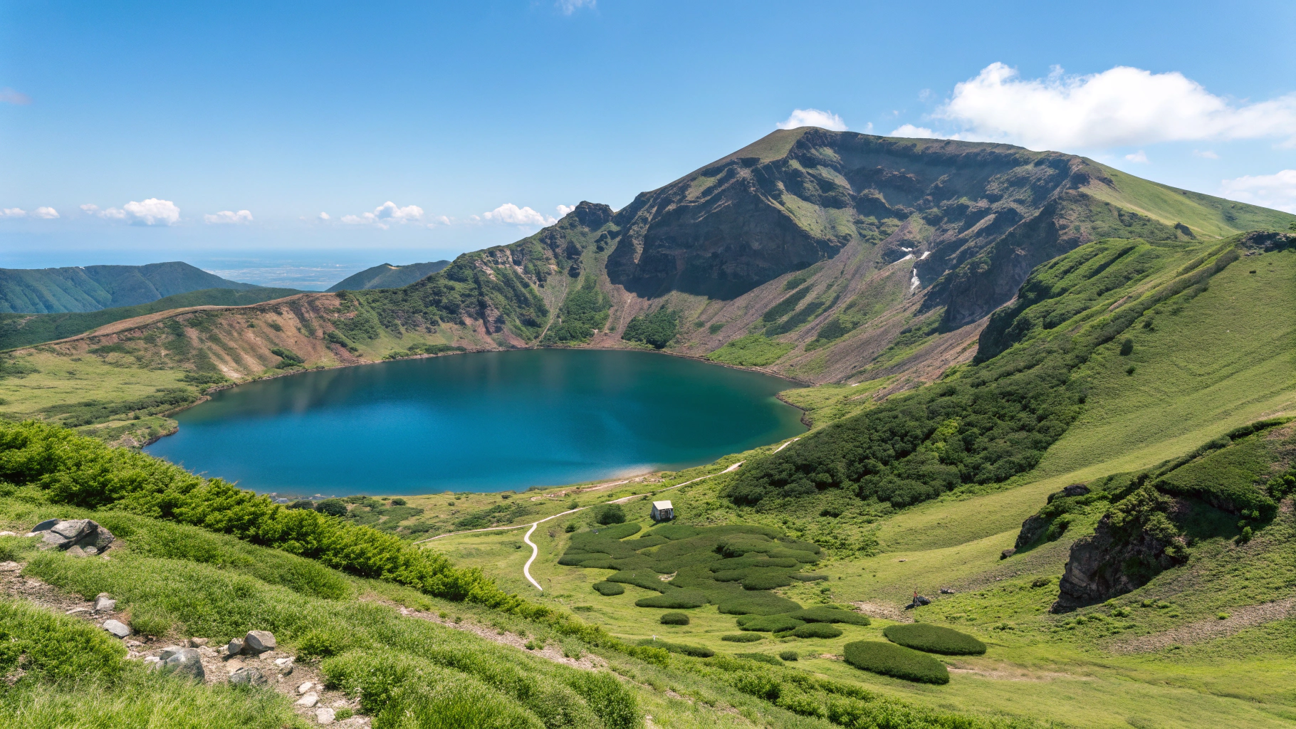 한라산 국립공원 - 대한민국 최고봉 도전
한라산은 높이 1,950m, 제주도 중앙을 가로지르는 한국 최고의 산입니다.
성판악 코스는 길이 부드럽게 이어져 초보자도 도전할 수 있지만,
정상까지는 체력 소모가 상당해 사전 준비가 필요합니다.