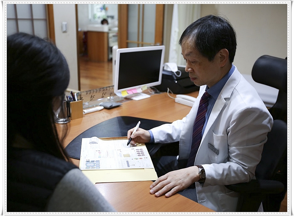 진료 중인 한의사와 환자