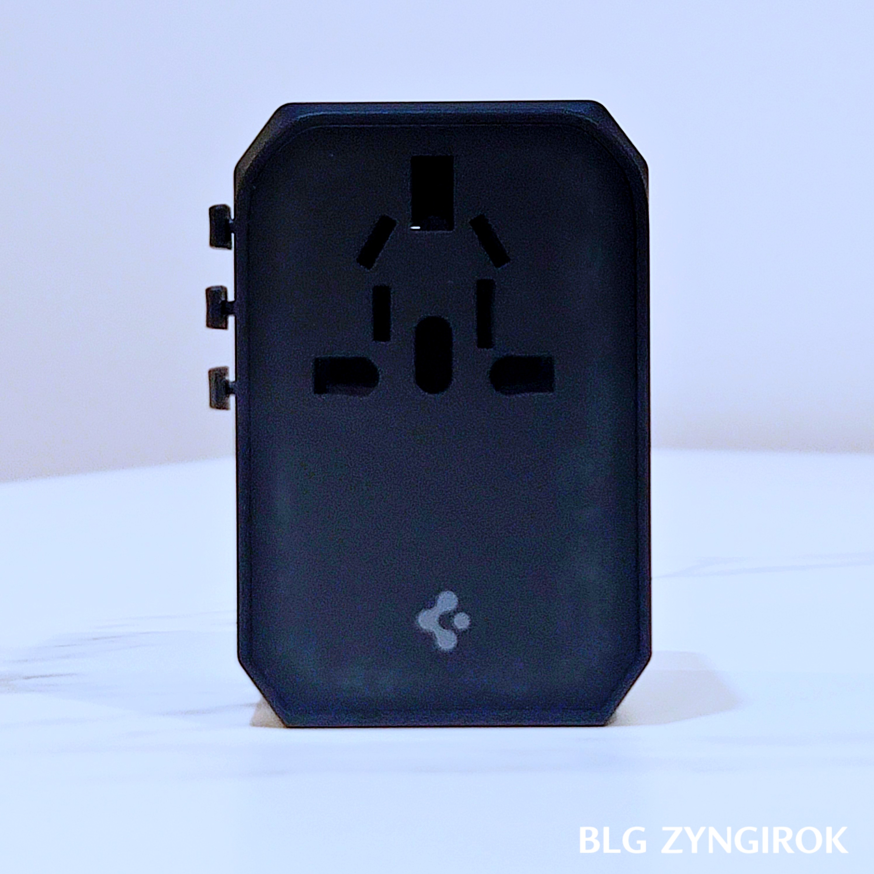 슈피겐 여행용 어댑터 - 옆면 모습이다.