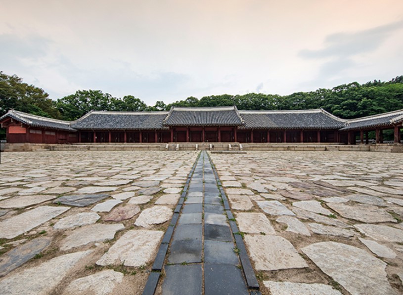서울 종묘의 정전을 정면에서 바라본 모습