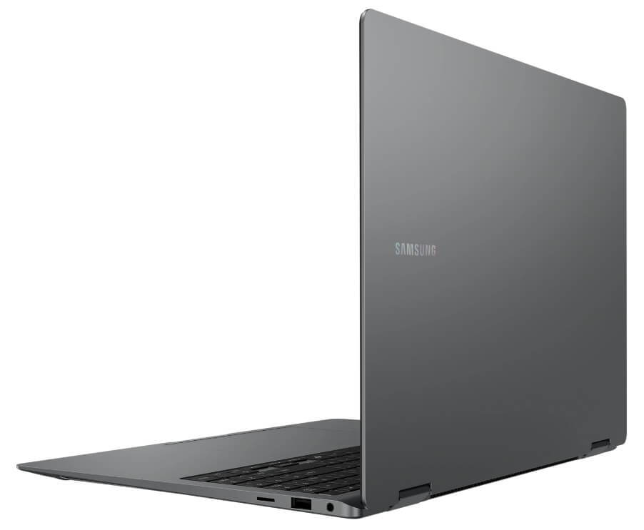 펼쳐진 노트북을 사선에서 바라본 모습