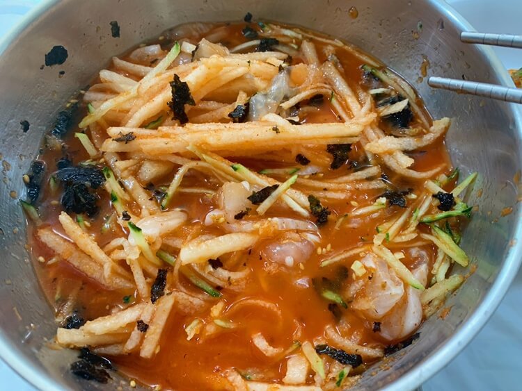 야채과 생선회 육수를 함께 섞은 물회