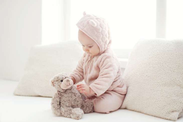 앉아있는-영아-아기