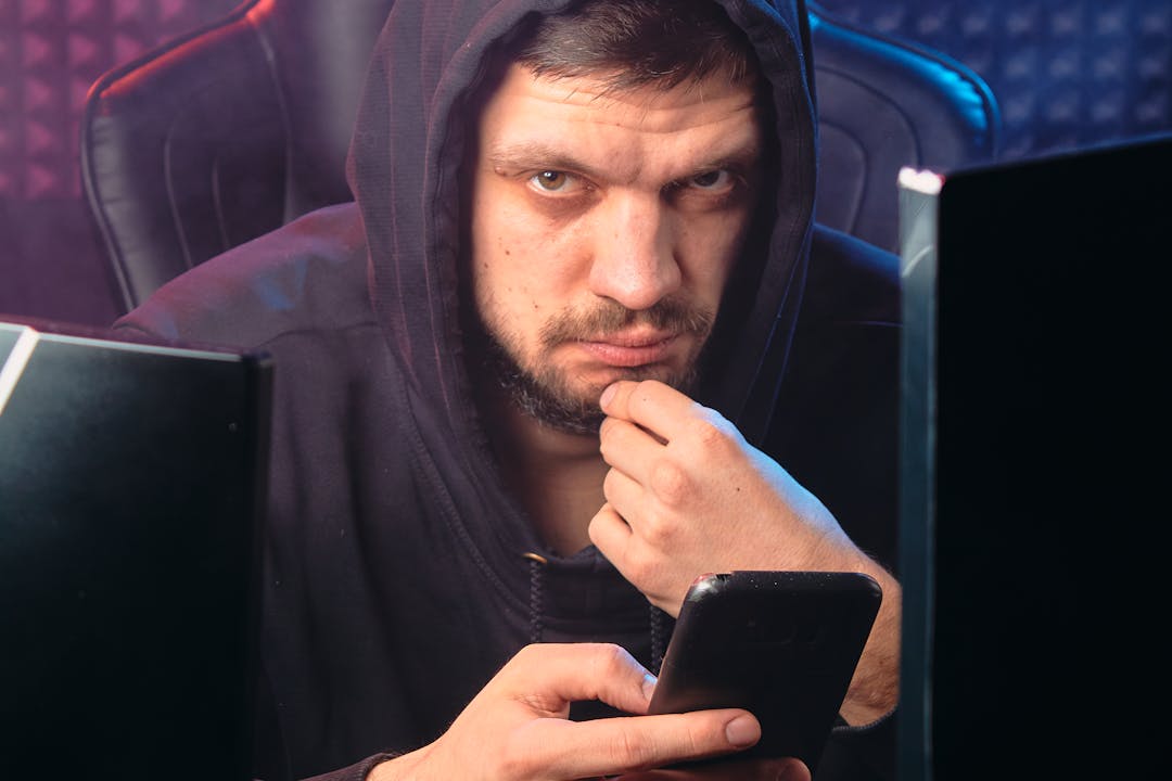 보이스피싱 사기범의 휴대폰 사용 장면