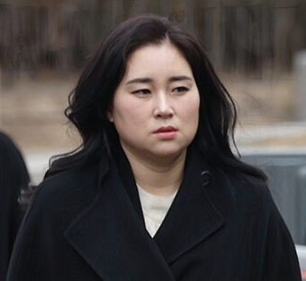 김계리 변호사는 윤석열 전 대통령의 구치소 생활을 언급하며 영치금 계좌번호를 자신의 SNS에 공개했습니다. 그는 윤 전 대통령이 “돈 한 푼 없이 들어가 아무것도 못 사고 있다”고 주장하며 긴급 입금 사실도 밝혔습니다. 동시에 수천억 비리도 아닌데 수사받는다며 특검 수사를 정치적 탄압으로 규정하는 입장을 강조했습니다.