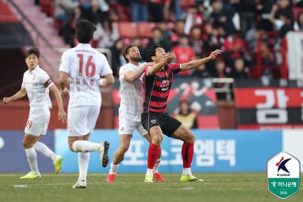 포항과 부천의 경기에서 볼 경합 모습