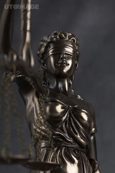 판사가-오른손을-들고-정의의-심판을-한는-브론즈-동상