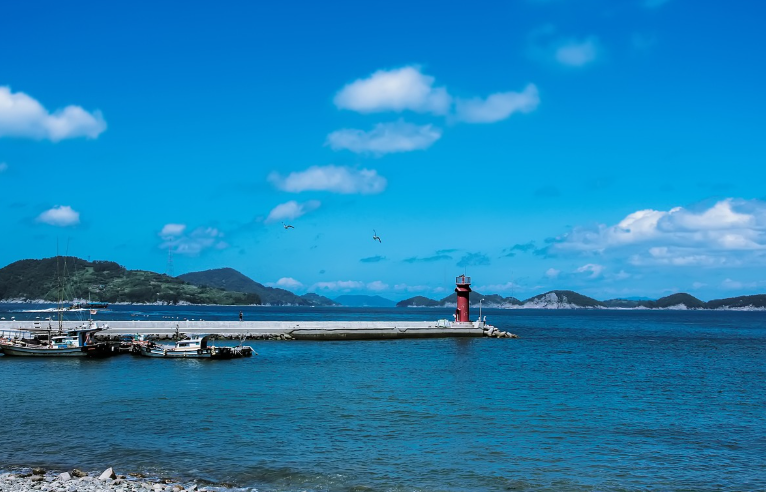 통영 앞바다와 등대
