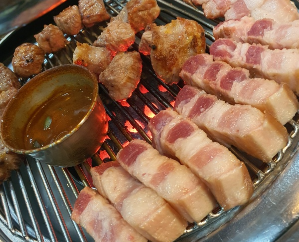 불판위에-올라가있는-고기