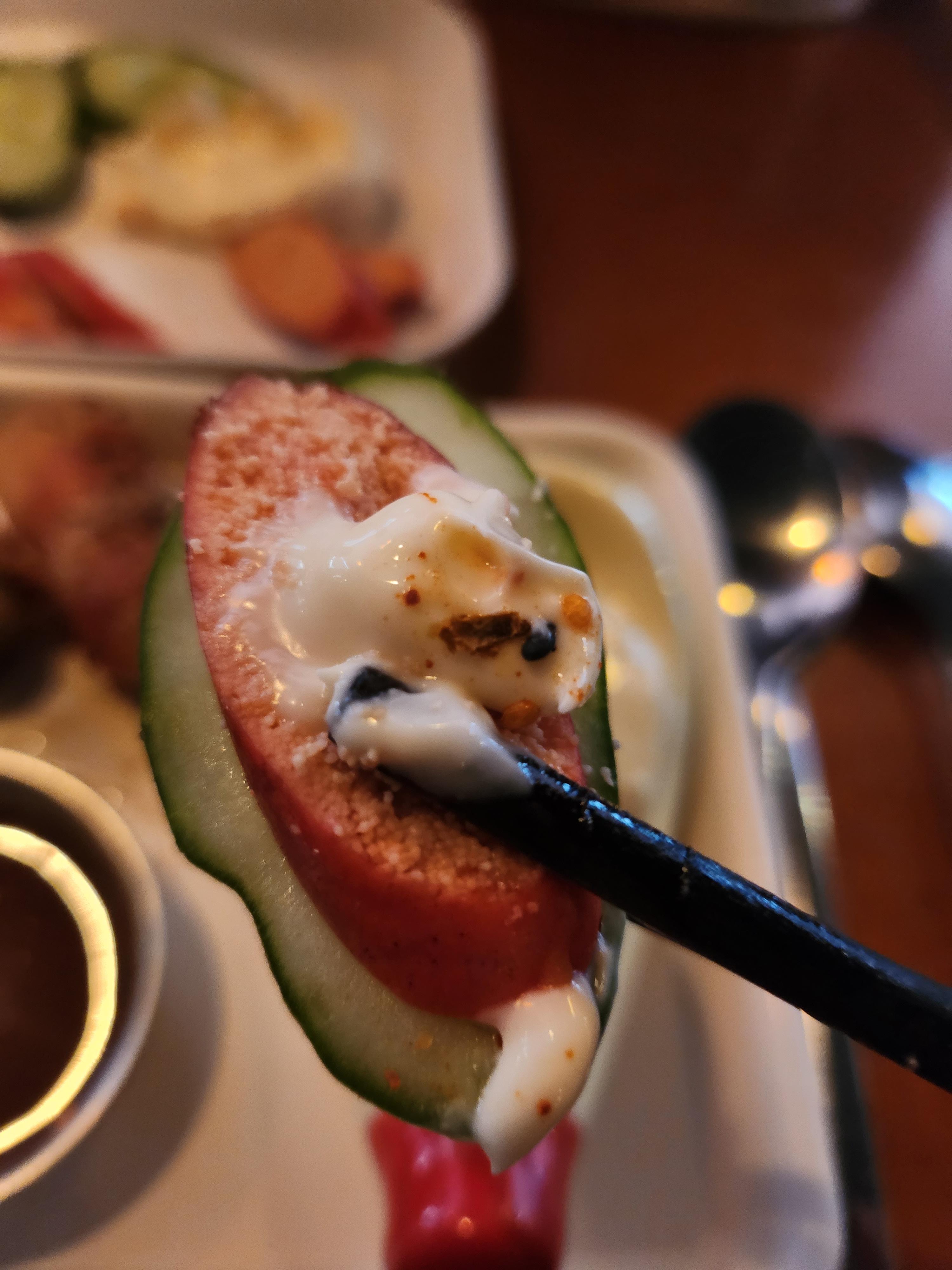 오이위에 명란구이 올려놓은 사진