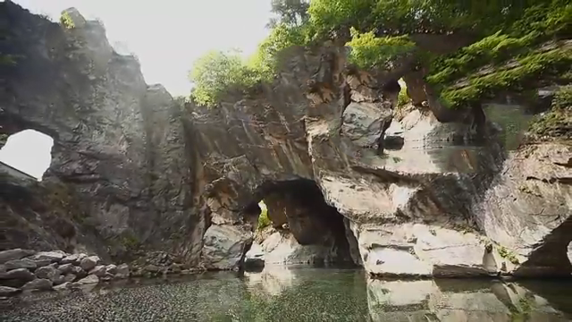 가을 햇살 아래 태백 구문소 아치와 고요한 수면 반영