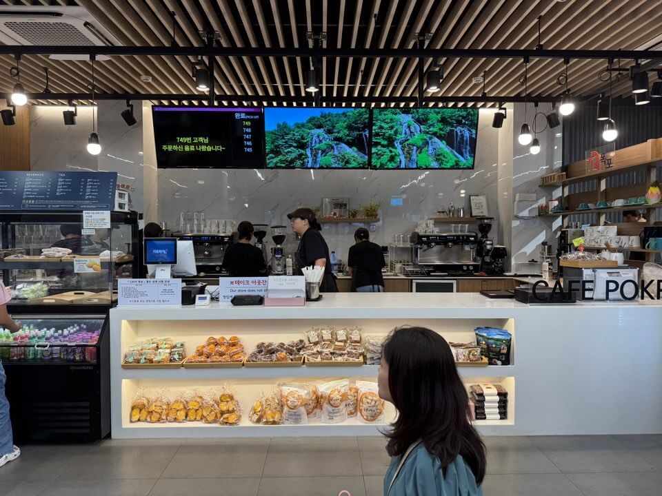 카페폭포 1층 내부