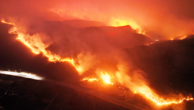 강풍을 타고 빠르게 번지는 산불