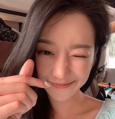 손가락하트하며-윙크하는-서예지