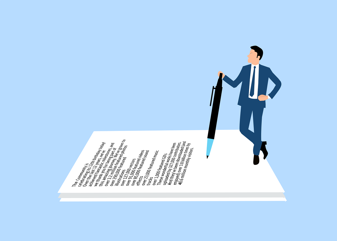 큰종이와 커다란 펜을 쥐고 있는 한남성의 모습