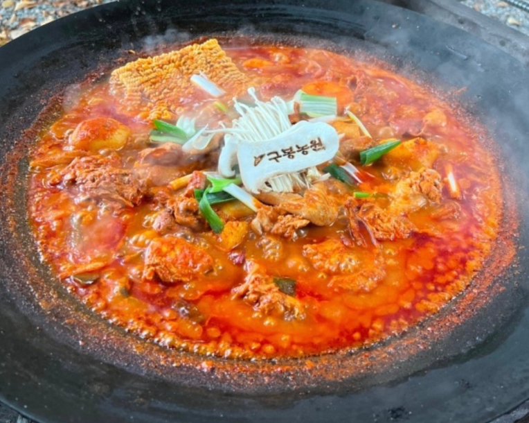 춘천 장작불 솥뚜껑 닭볶음탕