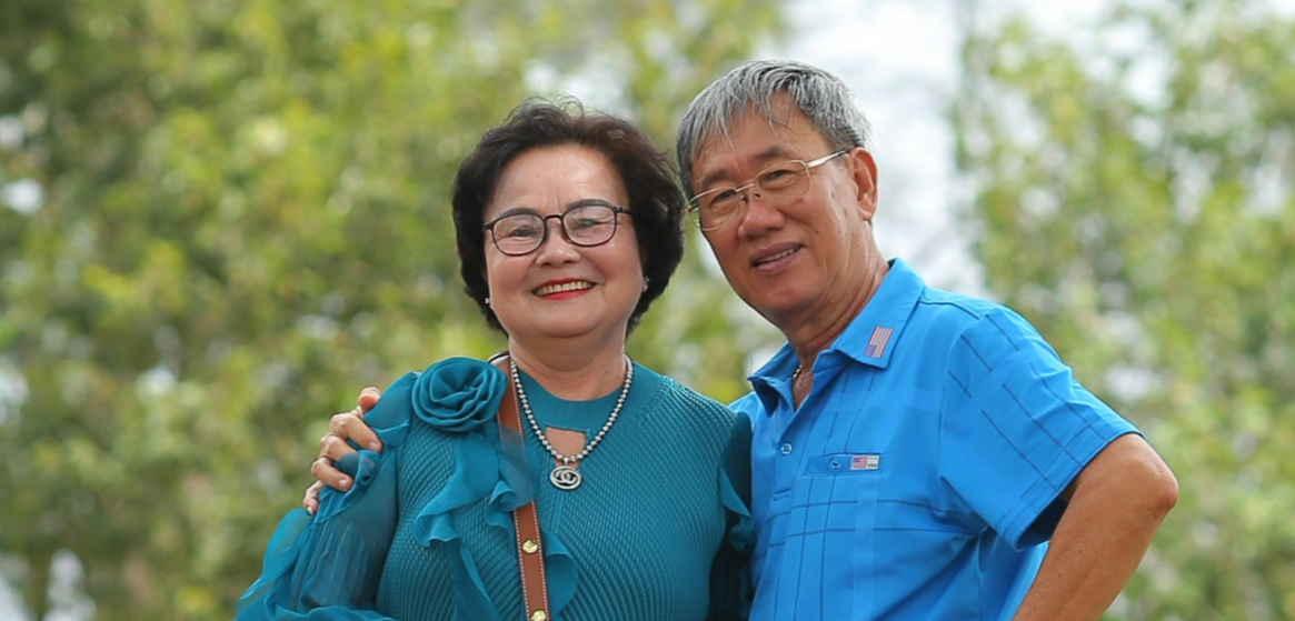 "2026년 정부 복지 혜택과 기초연금을 받을 수 있는 만 65세 이상 수혜 대상 어르신 부부의 밝은 모습"