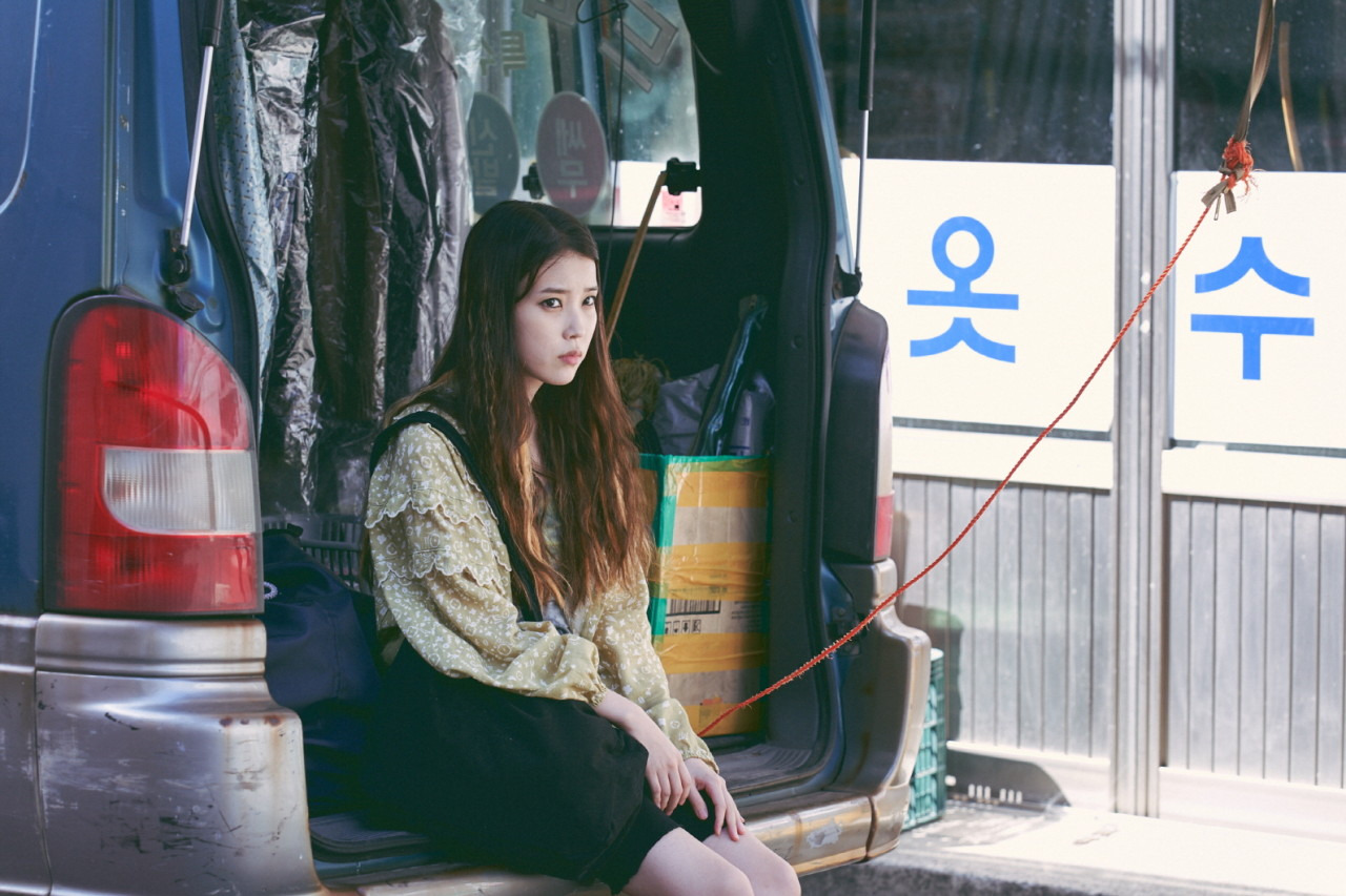 베이비 박스에 아이를 맡긴 소영(아이유)