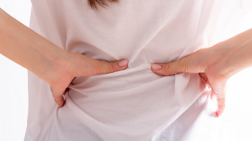 뒷짐을-짚은-여성