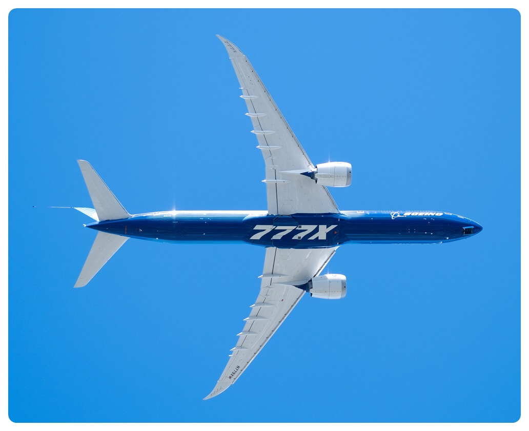 개발중인 보잉 B777X가 날아가는 모습을 찍은 사진