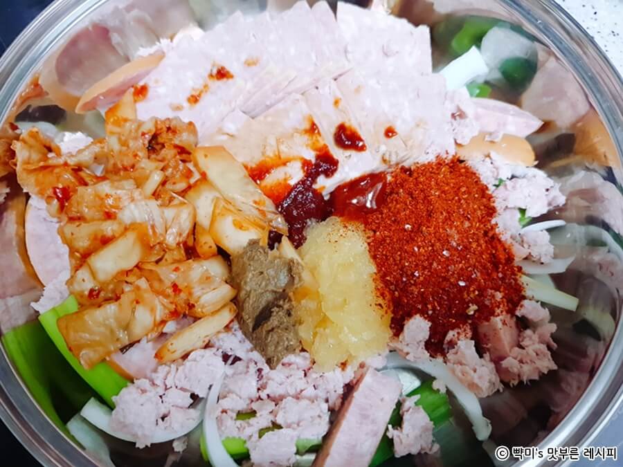 부대찌개 양념장 재료를 모두 넣고 끓이기 전 준비된 모습 부대찌개 양념장 레시피