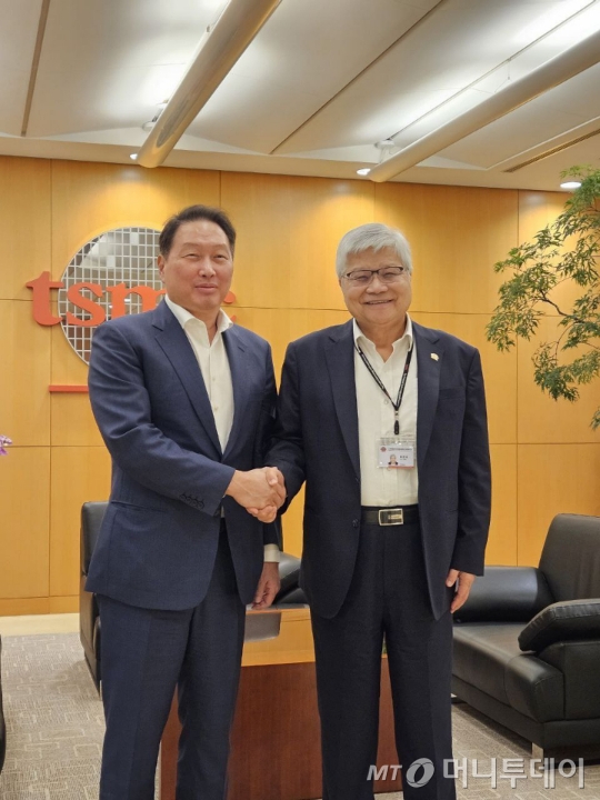 최태원 SK 그룹 회장(왼쪽)이 반도체 위탁생산(파운드리) 기업인 TSMC의 웨이저자 회장과 6일(현지시간) 대만 타이베이 TSMC 본사에서 면담 기념 촬영을 하고 있다.