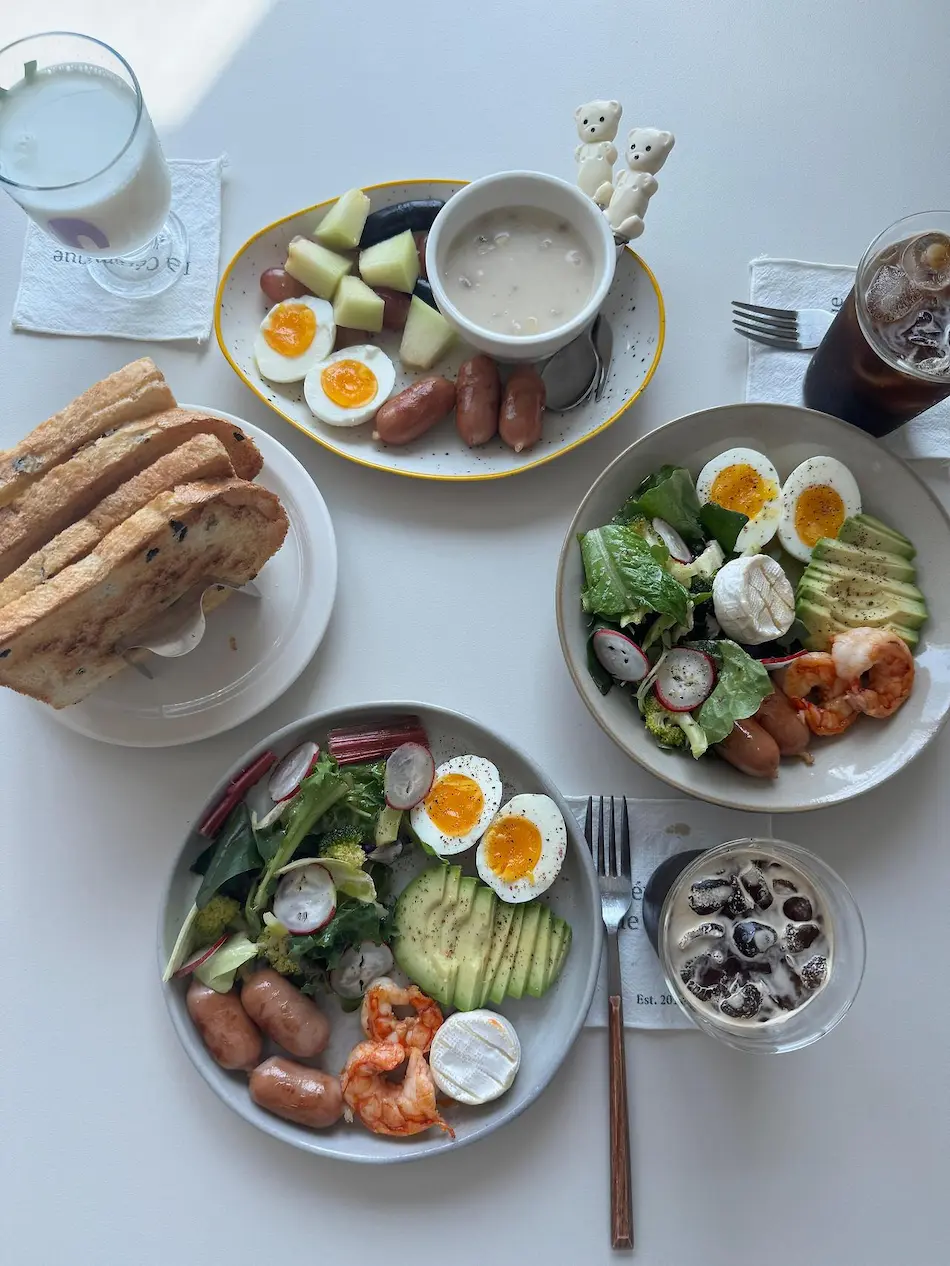 브런치 접시 3개와 토스트식빵, 우유와 아이스커피