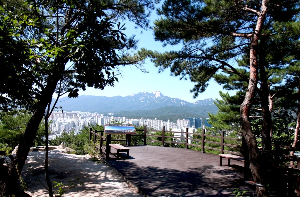 서울둘레길 1코스 중반 채석장 전망대에서 바라본 전경 사진입니다.