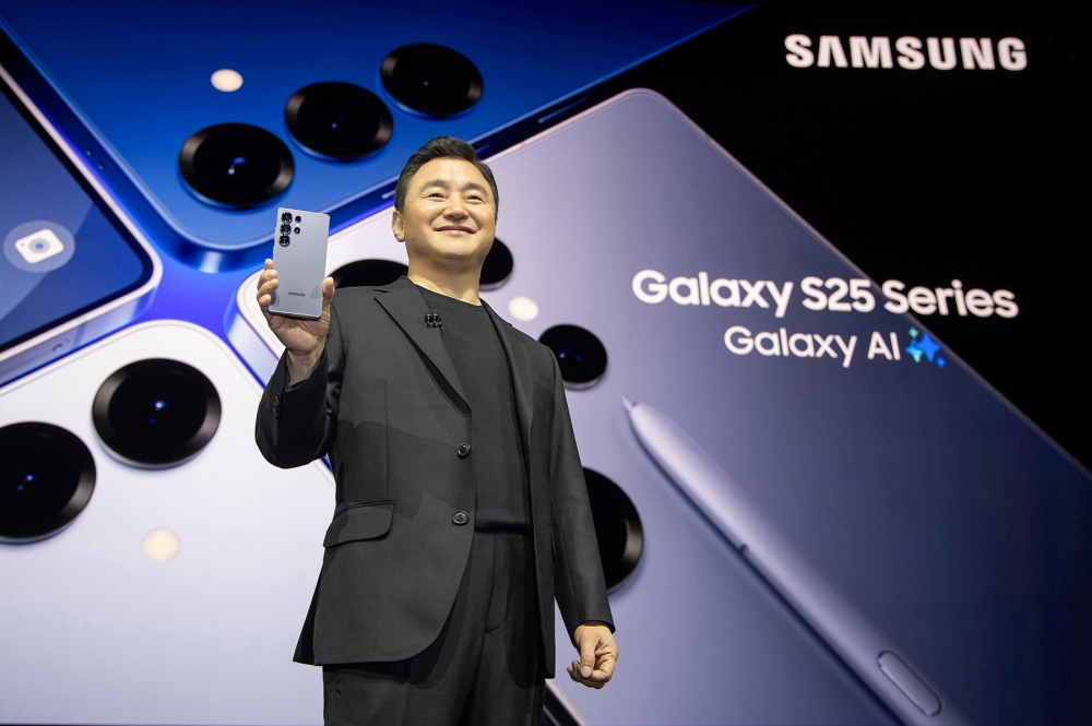 ▲22일(현지시간) 미국 새너제이에 위치한 SAP센터에서 개최된 &lsquo;갤럭시 언팩 2025(Galaxy Unpacked 2025)&rsquo; 행사에서 삼성전자 MX사업부장 노태문 사장이 진정한 AI폰 &lsquo;갤럭시 S25 시리즈&rsquo;를 공개하고 있다.