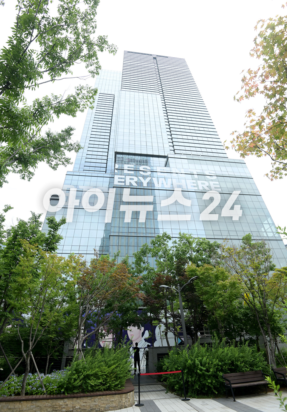 12일 오전 서울 용산구 하이브 사옥에 방탄소년단(BTS) 데뷔 10주년을 기념해 슬로건 'BTS PRESENTS EVERYWHERE'이 새겨져 있다. [사진=정소희 기자]