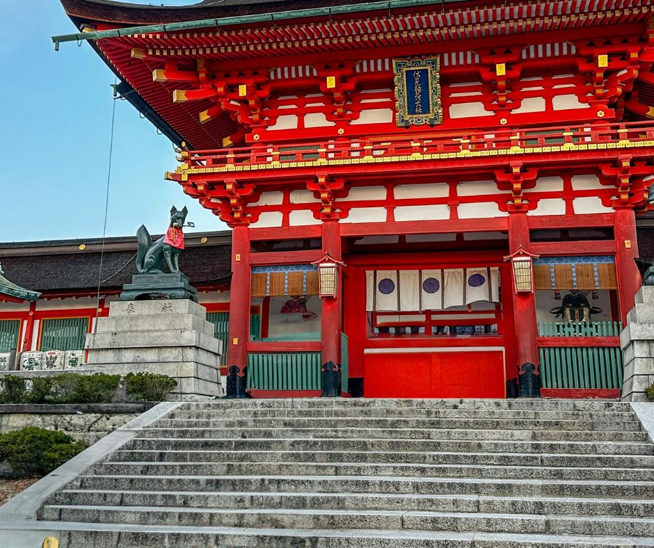 한국 절과 같은 이묵적인 모습 분위기