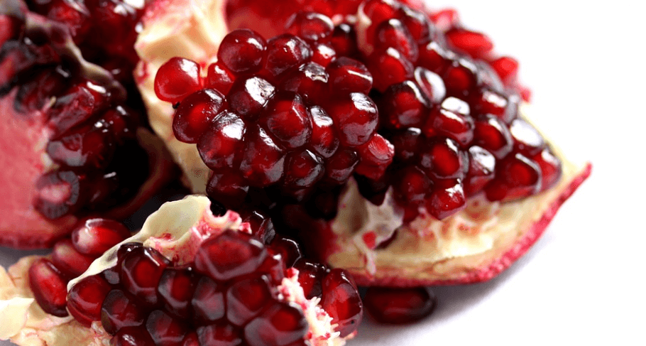 석류 과일이 먹음직 스럽게 놓여 있다